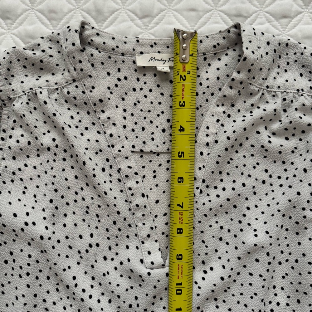 Monday Fun White Black Polka Dot Sleeveless Top V Neck Ruffle Arm Size Medium - Picture 6 of 15
